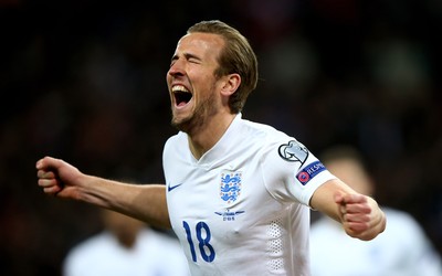 冠军体育焦点-克瓦拉茨赫利亚进球后脱衣庆祝